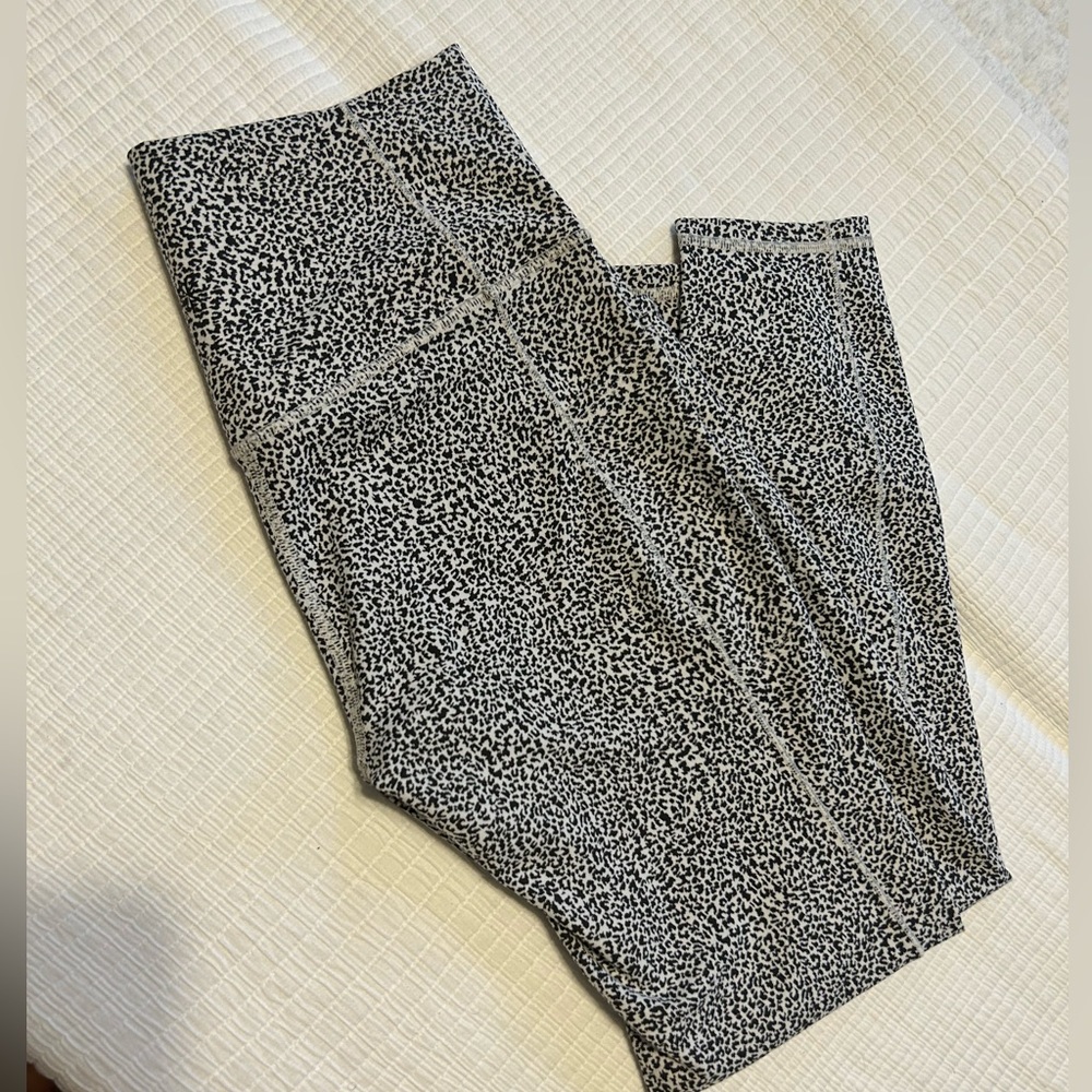 Athleta Salutation Stash II Textured Tight Size MT